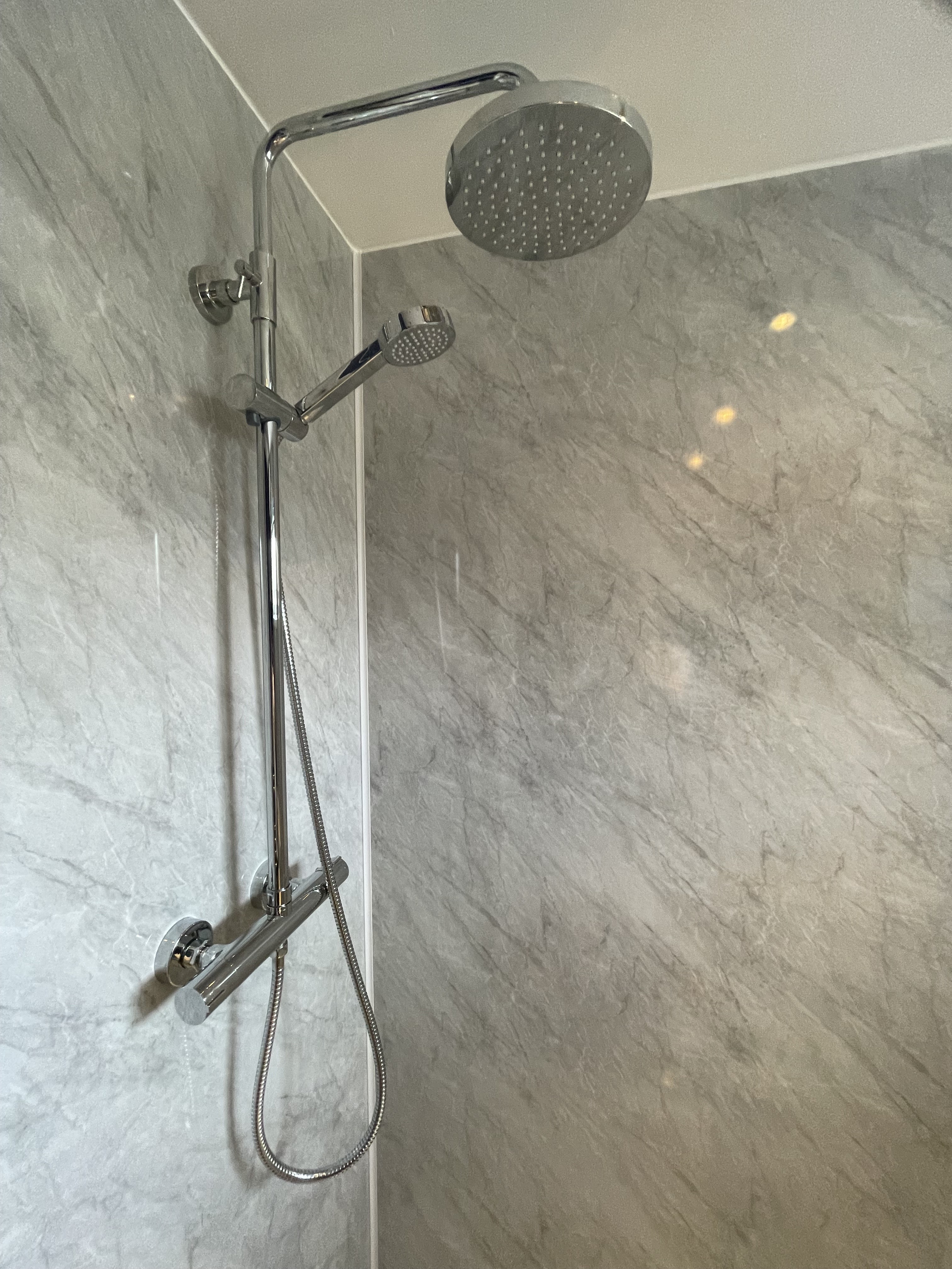 Mixer bar shower with dual outlet and overhead shower head